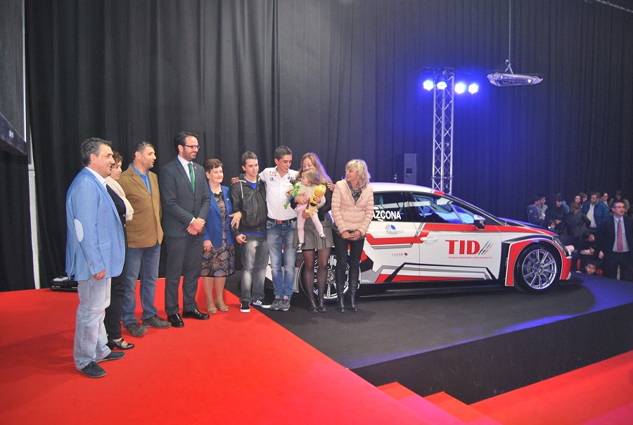 El piloto Mikel Azkona presenta su proyecto para la temporada 2015